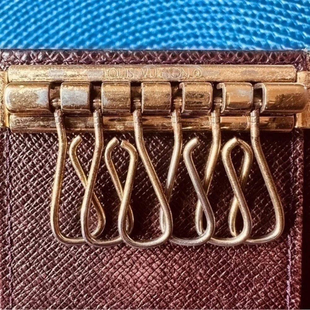 AUTHENTIC Louis Vuitton keycase. Brown Epi leather.
